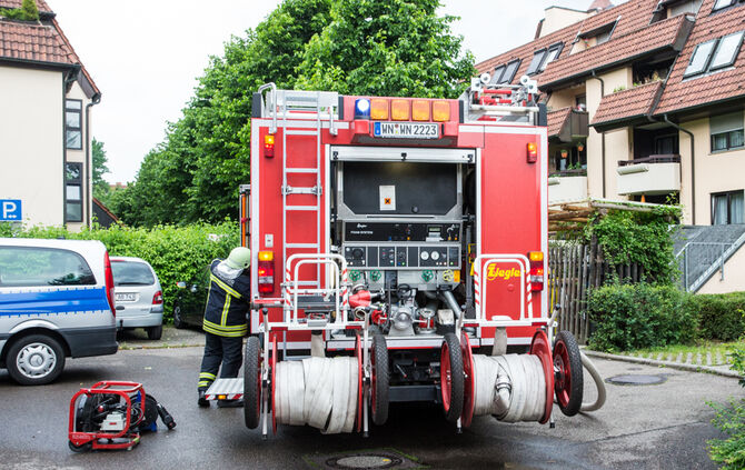 Papier in Wohnung in Brand geraten - Bild 02_6