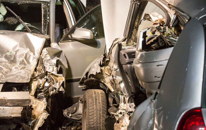 Schwerer Unfall bei Glatteis - Bild 18_6