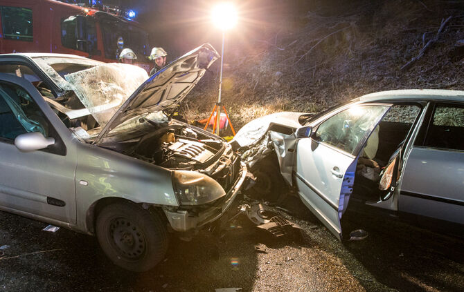 Schwerer Unfall bei Glatteis - Bild 09_15