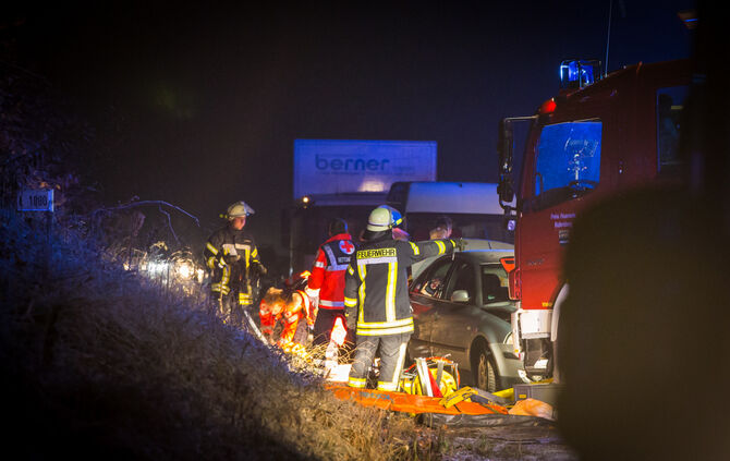 Schwerer Unfall bei Glatteis - Bild 04_20