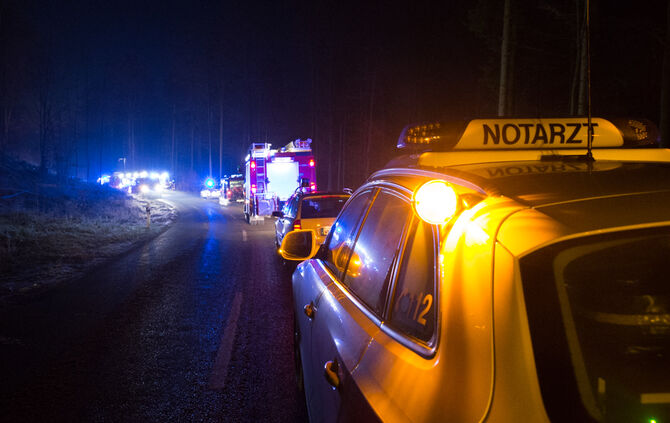 Schwerer Unfall bei Glatteis - Bild 01_23