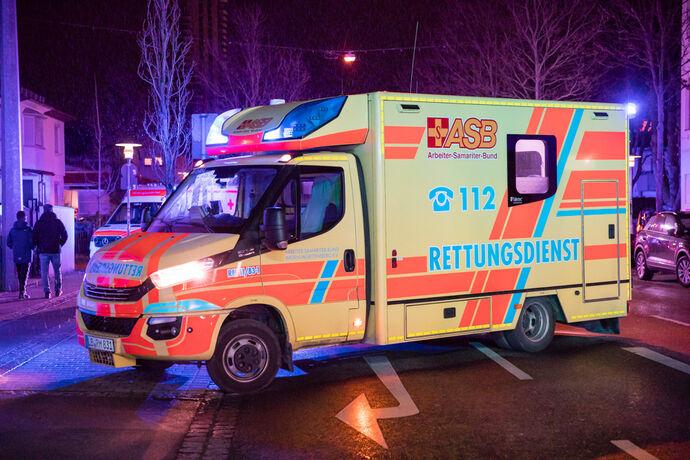 Brand in einer Gaststätte, 6 Menschen über Drehleiter gerettet, Stuttgarter Platz, Fellbach, 14.02.2022.
