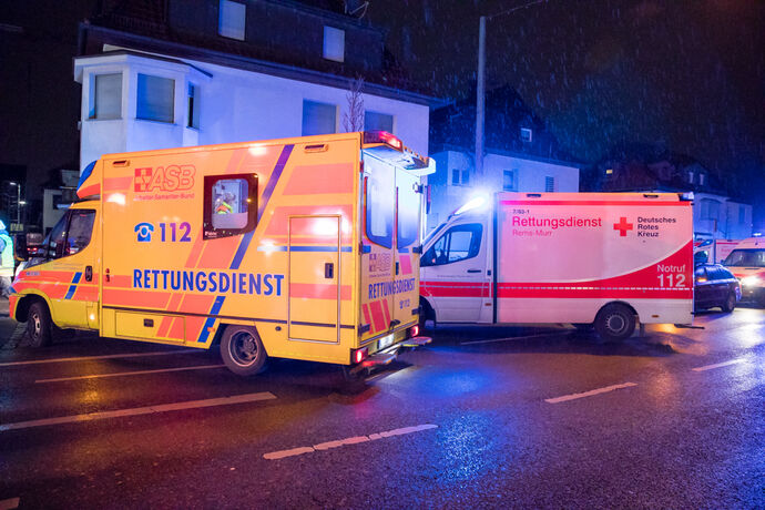Brand in einer Gaststätte, 6 Menschen über Drehleiter gerettet, Stuttgarter Platz, Fellbach, 14.02.2022.