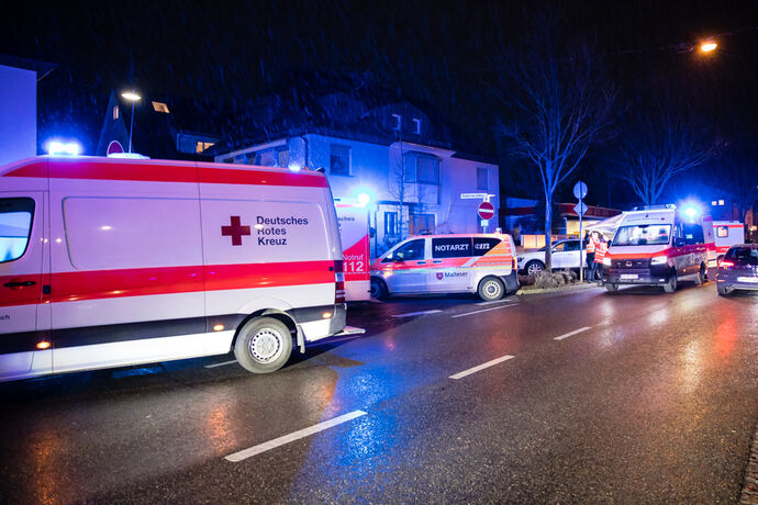 Brand in einer Gaststätte, 6 Menschen über Drehleiter gerettet, Stuttgarter Platz, Fellbach, 14.02.2022.