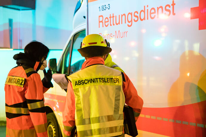 Brand in einer Gaststätte, 6 Menschen über Drehleiter gerettet, Stuttgarter Platz, Fellbach, 14.02.2022.