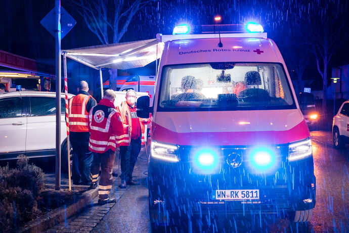 Brand in einer Gaststätte, 6 Menschen über Drehleiter gerettet, Stuttgarter Platz, Fellbach, 14.02.2022.