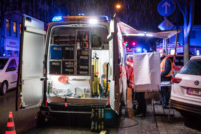 Brand in einer Gaststätte, 6 Menschen über Drehleiter gerettet, Stuttgarter Platz, Fellbach, 14.02.2022.