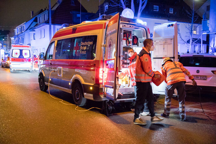 Brand in einer Gaststätte, 6 Menschen über Drehleiter gerettet, Stuttgarter Platz, Fellbach, 14.02.2022.