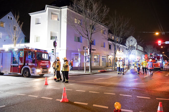 Brand in einer Gaststätte, 6 Menschen über Drehleiter gerettet, Stuttgarter Platz, Fellbach, 14.02.2022.