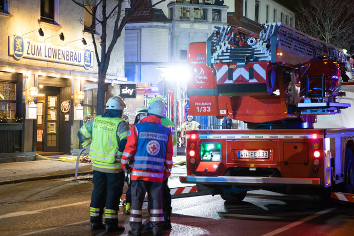 Brand in einer Gaststätte, 6 Menschen über Drehleiter gerettet, Stuttgarter Platz, Fellbach, 14.02.2022.