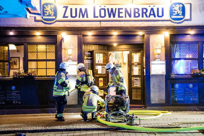 Brand in einer Gaststätte, 6 Menschen über Drehleiter gerettet, Stuttgarter Platz, Fellbach, 14.02.2022.
