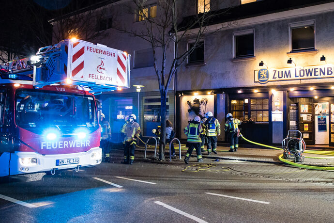 Brand in einer Gaststätte, 6 Menschen über Drehleiter gerettet, Stuttgarter Platz, Fellbach, 14.02.2022.