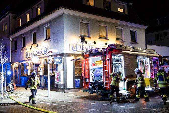 Brand in einer Gaststätte, 6 Menschen über Drehleiter gerettet, Stuttgarter Platz, Fellbach, 14.02.2022.