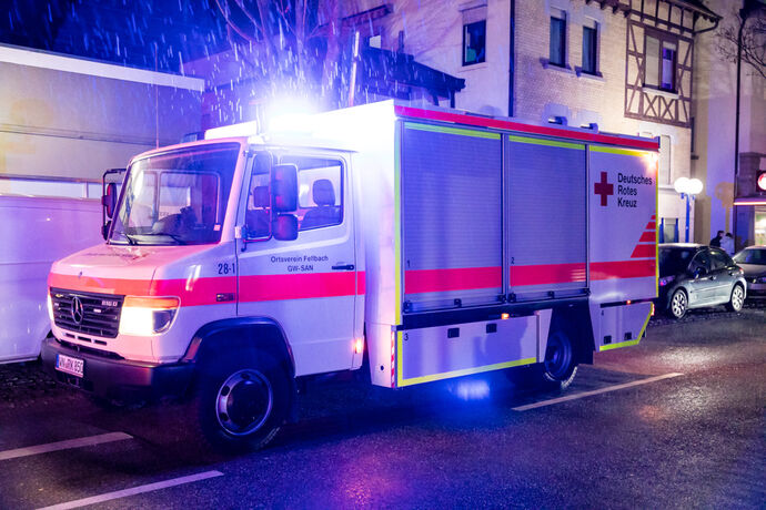 Brand in einer Gaststätte, 6 Menschen über Drehleiter gerettet, Stuttgarter Platz, Fellbach, 14.02.2022.