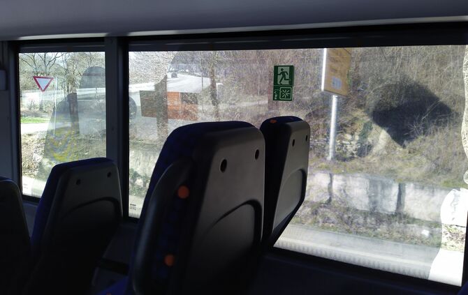 beklebtes Busfenster
