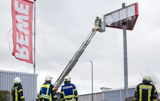 Sturmschaden, REWE-Werbung flog davon, Reste drohten abzustürzen, Leutenbach-Nellmersbach, 17.02.2022.
