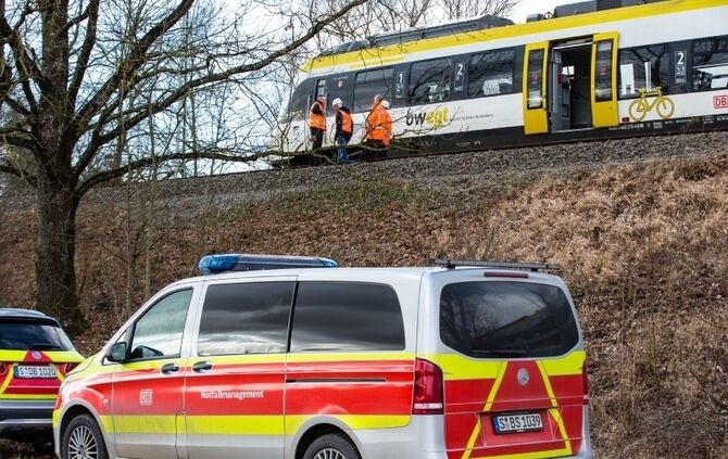 Sturmschaden auf der Bahnstrecke Leutenbach-Nellmersbach und Winnenden, Regionalzug steht, Notfallmanagement vor Ort, 17.02.2022