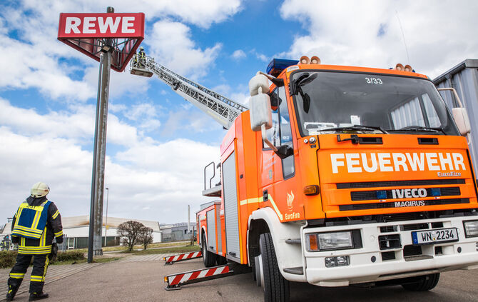 Sturmschaden, REWE-Werbung flog davon, Reste drohten abzustürzen, Leutenbach-Nellmersbach, 17.02.2022.