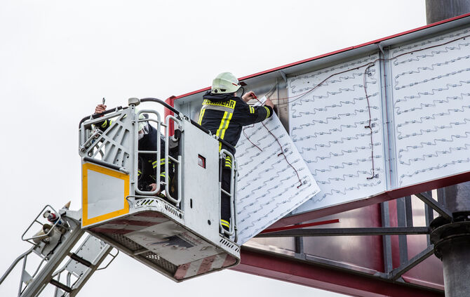 Sturmschaden, REWE-Werbung flog davon, Reste drohten abzustürzen, Leutenbach-Nellmersbach, 17.02.2022.
