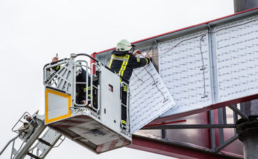 Sturmschaden, REWE-Werbung flog davon, Reste drohten abzustürzen, Leutenbach-Nellmersbach, 17.02.2022.
