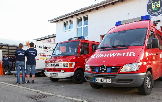 Feuer Alfdorf-Pfahlbronn: Fahrzeuge vor dem Gerätehaus Pfahlbronn, 03.06.2012.