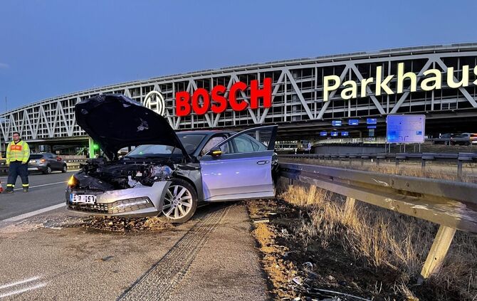 Stuttgart: Unfall auf der Autobahn 8 Hoehe Flughafen