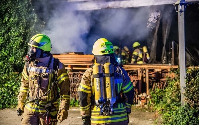 Garage mit Holz in Vollbrand - Bild 23_0