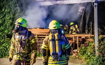 Garage mit Holz in Vollbrand - Bild 23_0