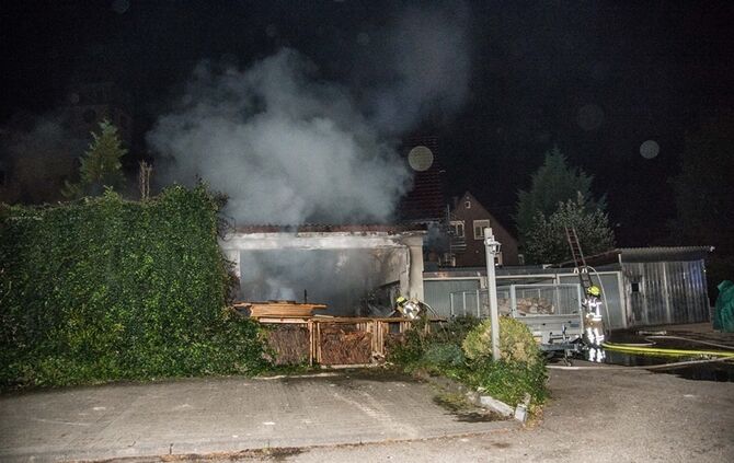 Garage mit Holz in Vollbrand - Bild 11_1