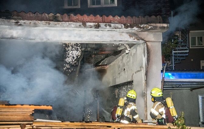Garage mit Holz in Vollbrand - Bild 12_2