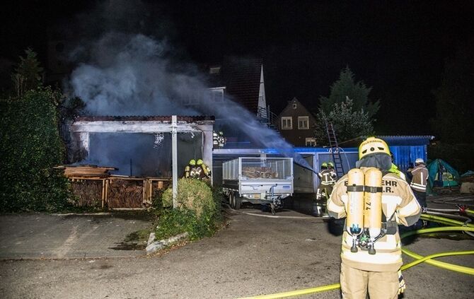 Garage mit Holz in Vollbrand - Bild 14_3