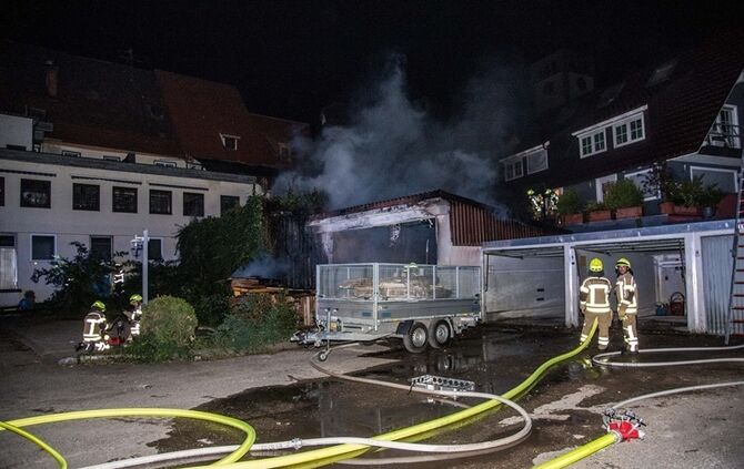 Garage mit Holz in Vollbrand - Bild 15_4