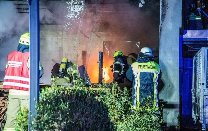 Garage mit Holz in Vollbrand - Bild 18_6