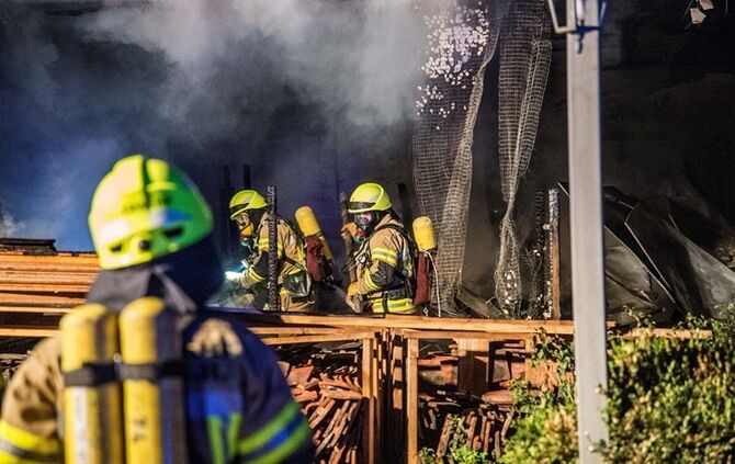 Garage mit Holz in Vollbrand - Bild 19_7