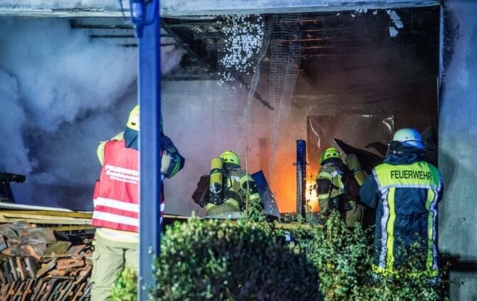 Garage mit Holz in Vollbrand - Bild 20_8