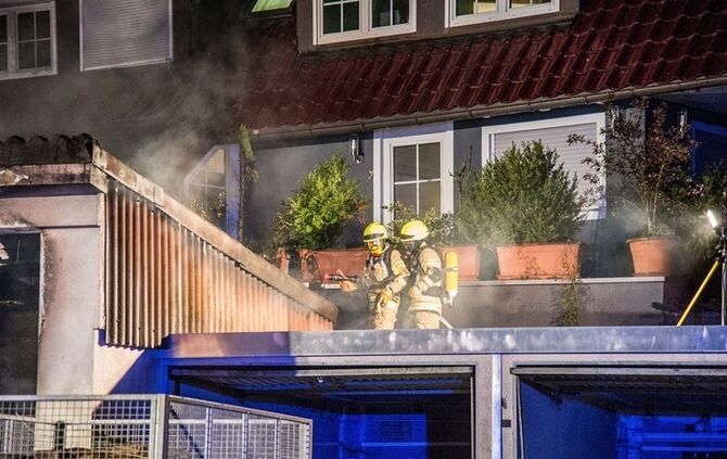Garage mit Holz in Vollbrand - Bild 25_9