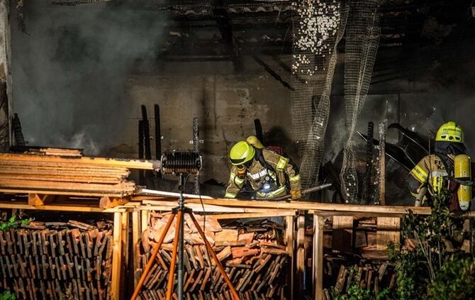Garage mit Holz in Vollbrand - Bild 26_10