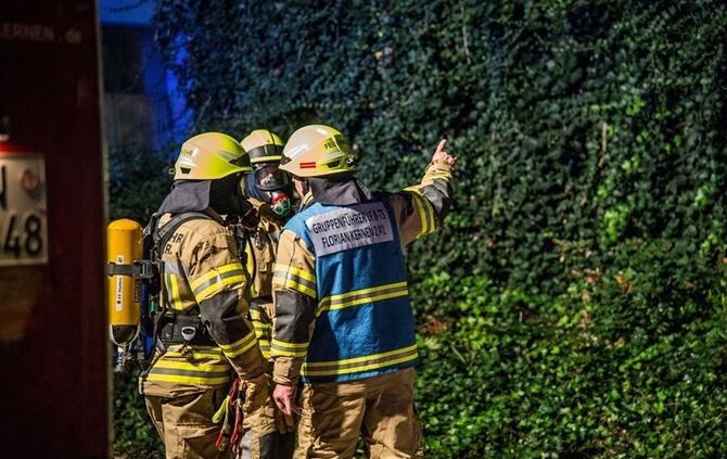 Garage mit Holz in Vollbrand - Bild 28_11
