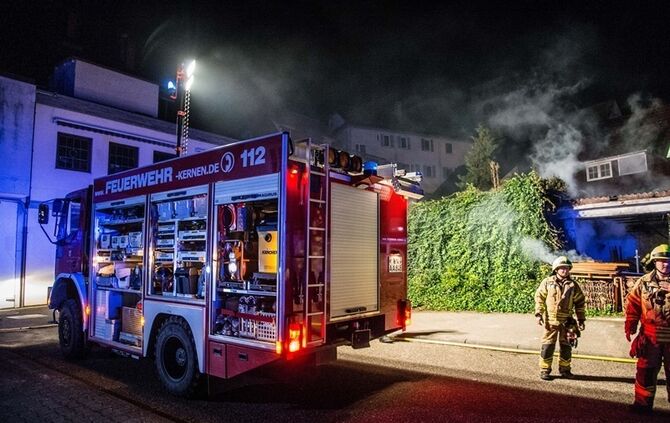 Garage mit Holz in Vollbrand - Bild 27_13