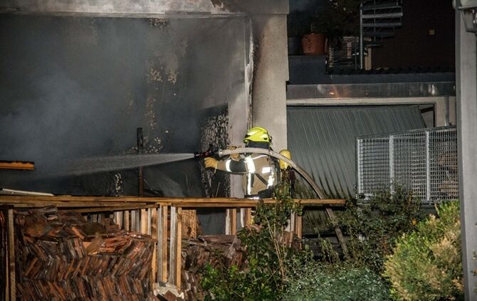 Garage mit Holz in Vollbrand - Bild 13_14