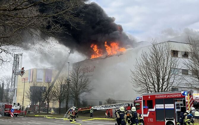 Dunkler Rauch über Möbelhaus - Brand kurz vor Ladenöffnung