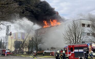Dunkler Rauch über Möbelhaus - Brand kurz vor Ladenöffnung