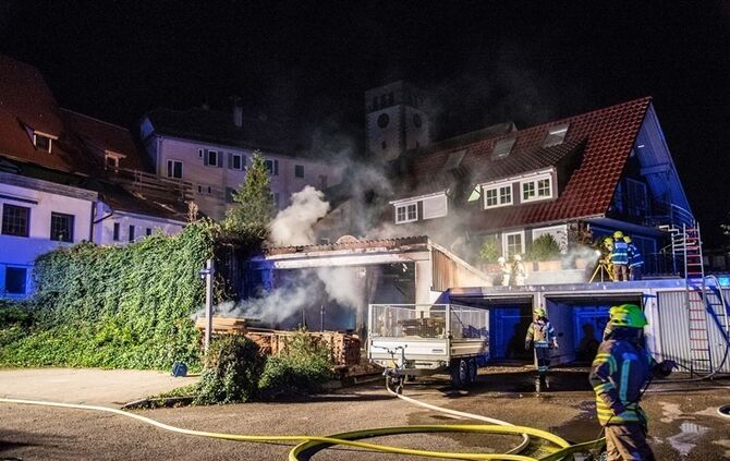 Garage mit Holz in Vollbrand - Bild 29_17