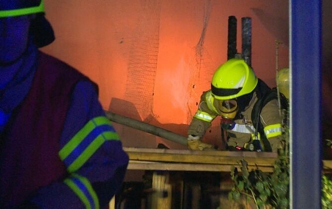 Garage mit Holz in Vollbrand - Bild 04_18