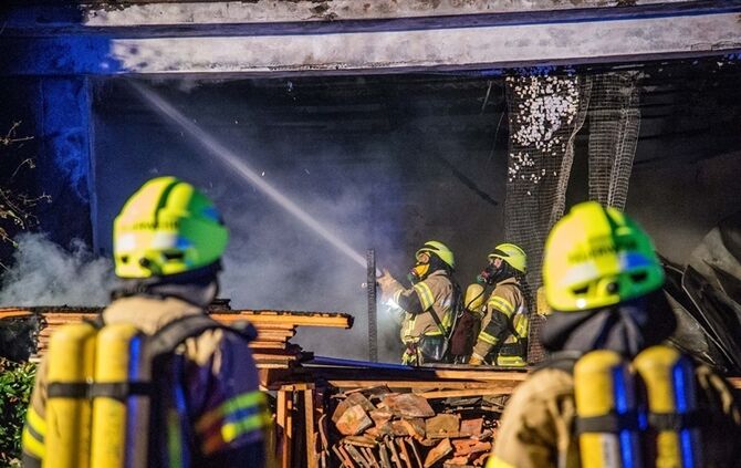 Garage mit Holz in Vollbrand - Bild 21_19