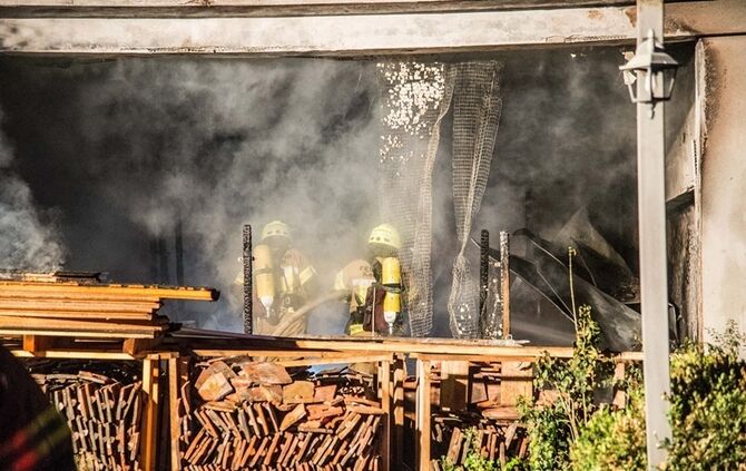Garage mit Holz in Vollbrand - Bild 24_20