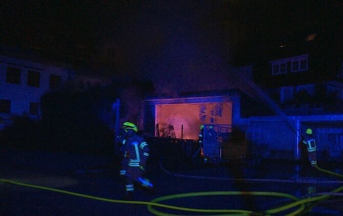 Garage mit Holz in Vollbrand - Bild 01_22