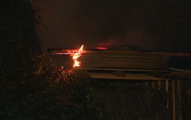 Garage mit Holz in Vollbrand - Bild 02_23