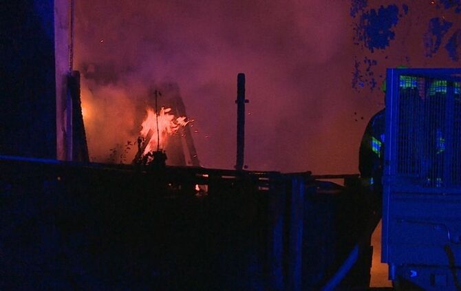 Garage mit Holz in Vollbrand - Bild 03_24