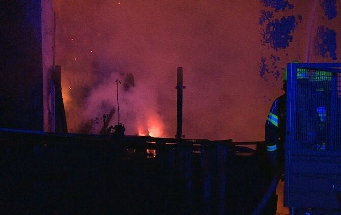 Garage mit Holz in Vollbrand - Bild 05_25